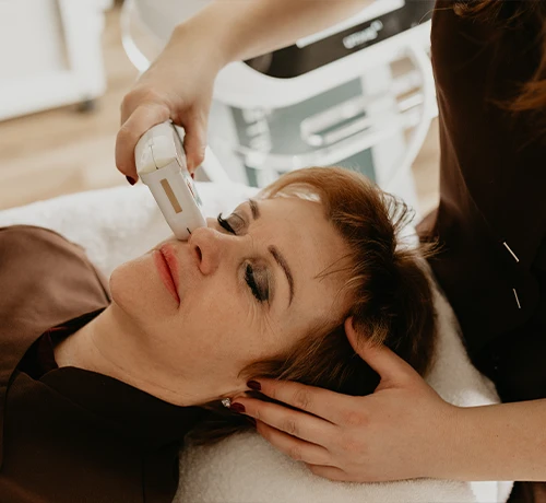 Orvosesztétikai arcfiatalító kezelések ráncok és megereszkedett bőr kezelésére Kapuváron