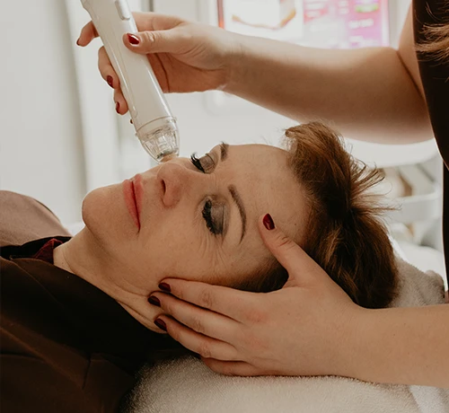 Bőrtextúra javító kezelések hegek és striák csökkentésére modern technológiával Kapuváron