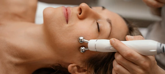 Lift-Roll technológia Kapuváron – arcfeszesítés és lifting mikroáramos kezeléssel